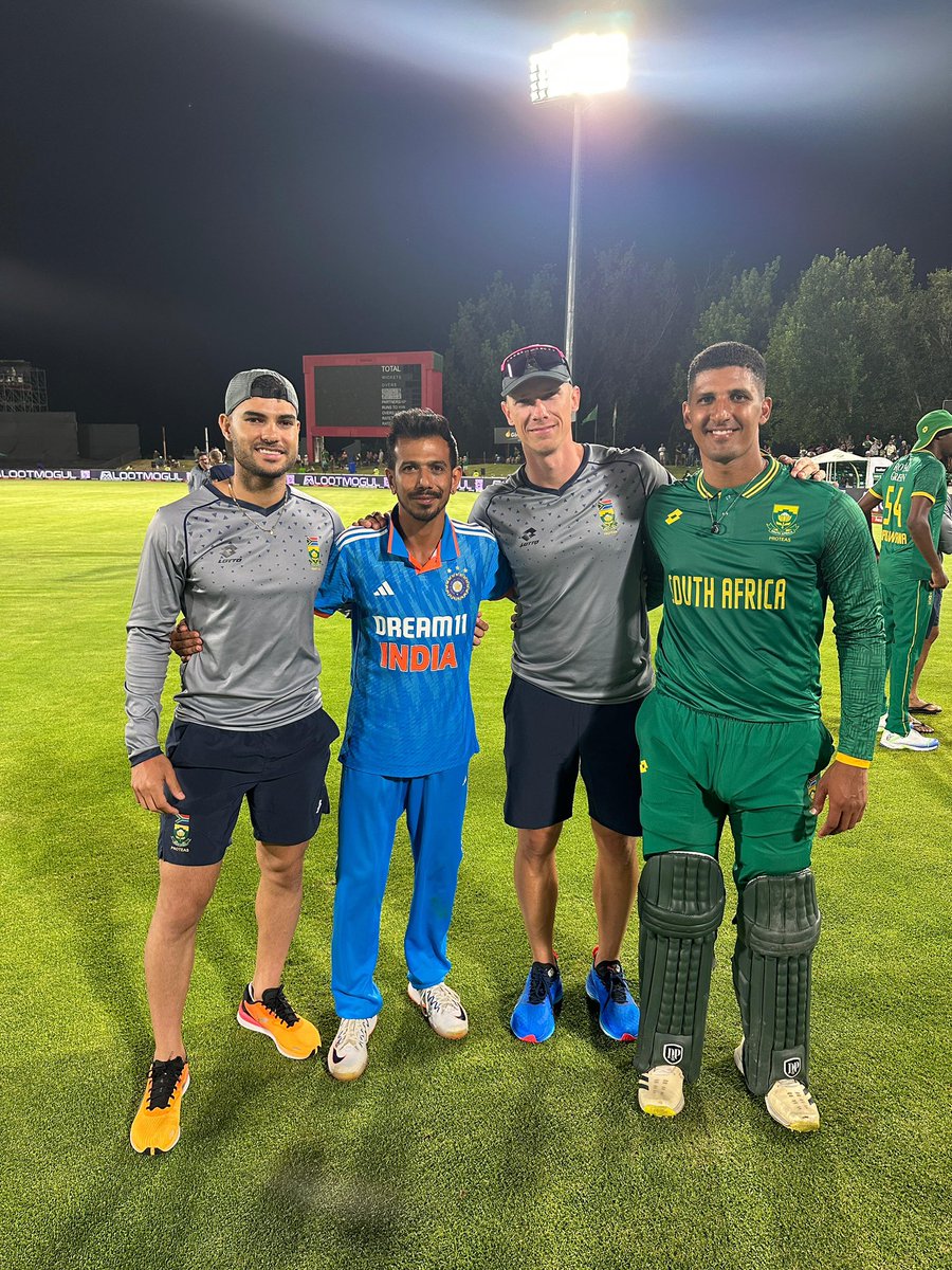 yuzi_chahal's tweet photo. Fierce competitors while playing ⚡
Serious posers after the game 😉📸 https://t.co/JKn0O5ncbY