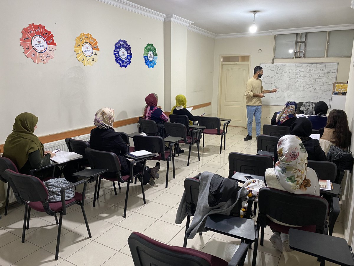 GSB_IpekyoluGM's tweet photo. Dil eğitim atölyemizde Arapça eğitimlerimiz devam ediyor. 

Yeni bir dil öğrenmek istiyorsanız başvurunuzu profildeki linkten veya gençlik merkezimizden yapabilirsiniz. https://t.co/w9BXFTaxJ2