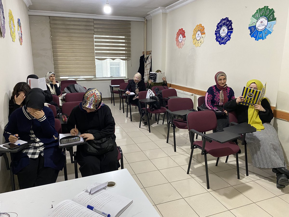 GSB_IpekyoluGM's tweet photo. Dil eğitim atölyemizde Arapça eğitimlerimiz devam ediyor. 

Yeni bir dil öğrenmek istiyorsanız başvurunuzu profildeki linkten veya gençlik merkezimizden yapabilirsiniz. https://t.co/w9BXFTaxJ2