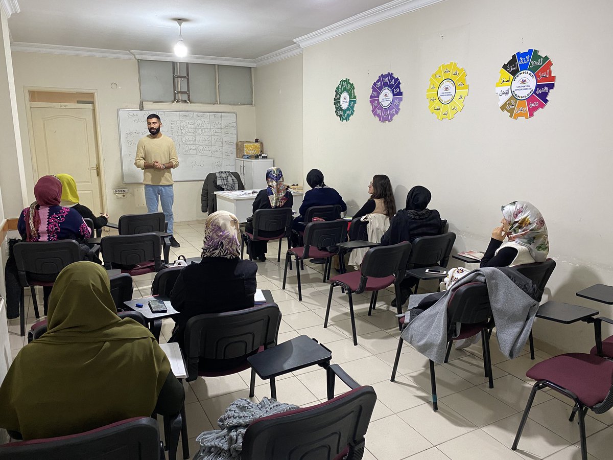GSB_IpekyoluGM's tweet photo. Dil eğitim atölyemizde Arapça eğitimlerimiz devam ediyor. 

Yeni bir dil öğrenmek istiyorsanız başvurunuzu profildeki linkten veya gençlik merkezimizden yapabilirsiniz. https://t.co/w9BXFTaxJ2