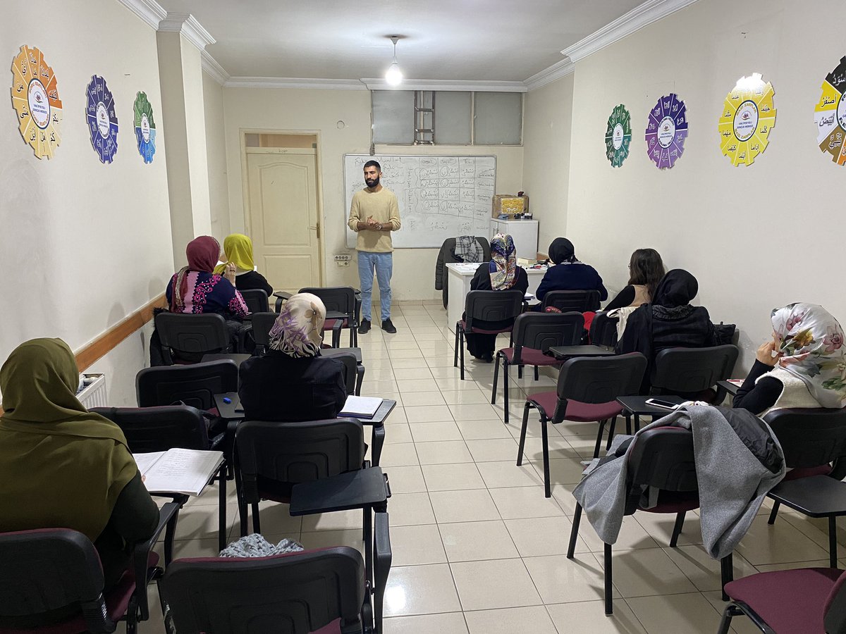 GSB_IpekyoluGM's tweet photo. Dil eğitim atölyemizde Arapça eğitimlerimiz devam ediyor. 

Yeni bir dil öğrenmek istiyorsanız başvurunuzu profildeki linkten veya gençlik merkezimizden yapabilirsiniz. https://t.co/w9BXFTaxJ2
