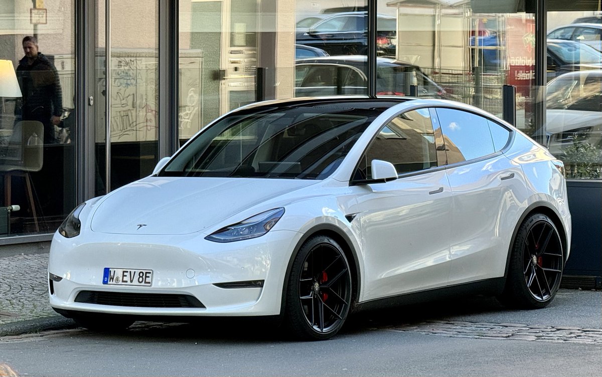 Strombock's tweet photo. Stillleben mit Edelweiss auf Tesla 🥰

#stillleben #edelweiss #elektroauto #tesla #eauto #auto #teslaowner #teslatuning #felgen #lightwheels #wuppertal https://t.co/Y4luHZPc7c