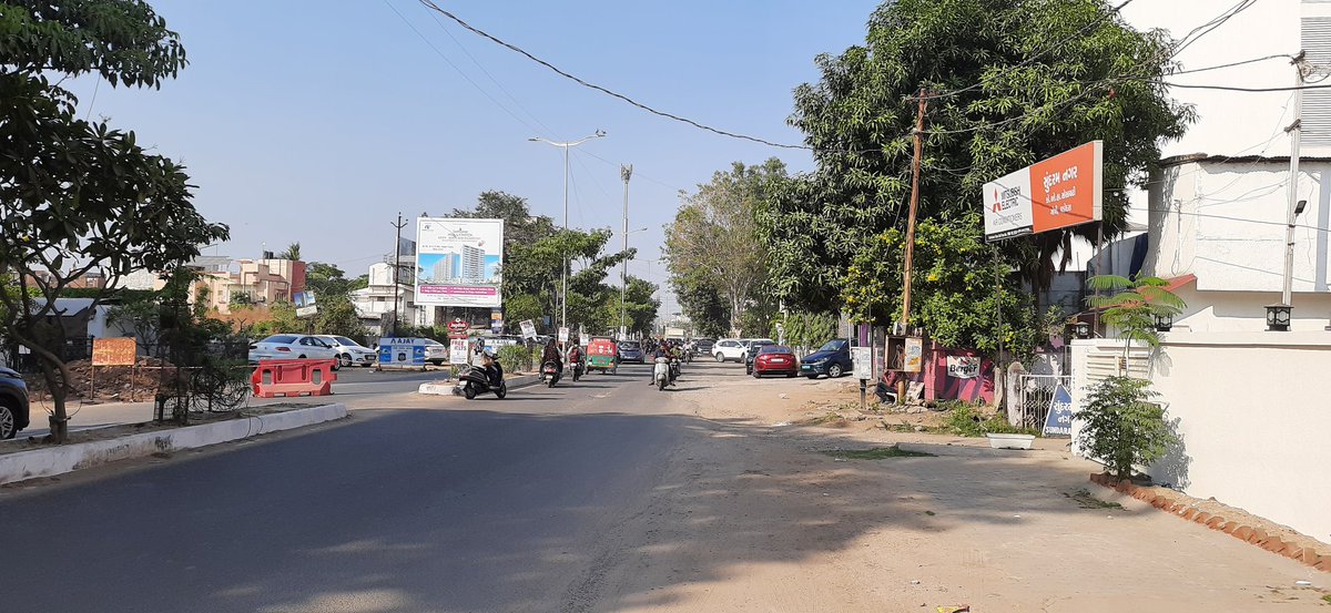 chavda590's tweet photo. @VMCVadodara @CommissionerVmc @Vadcitypolice @cp_traffic_vad @CMOGuj @dymc_vmc @SWAGATOnlineGuj 
માનનીય સાહેબ શ્રી,
ગોત્રી પોલીસ સ્ટેશન રોડ પર આવેલ તારા સાન્સ હોટલ પાસે પાર્કિંગ ની કોઈ વ્યવસ્થા નથી, રોજ રોજ રોડની બંને બાજુ ગાડીઓ ગમેતેમ પાર્ક કરવામાં આવે છે, તે અંગે યોગ્ય કરશોજી. https://t.co/lQ1jz0EABZ