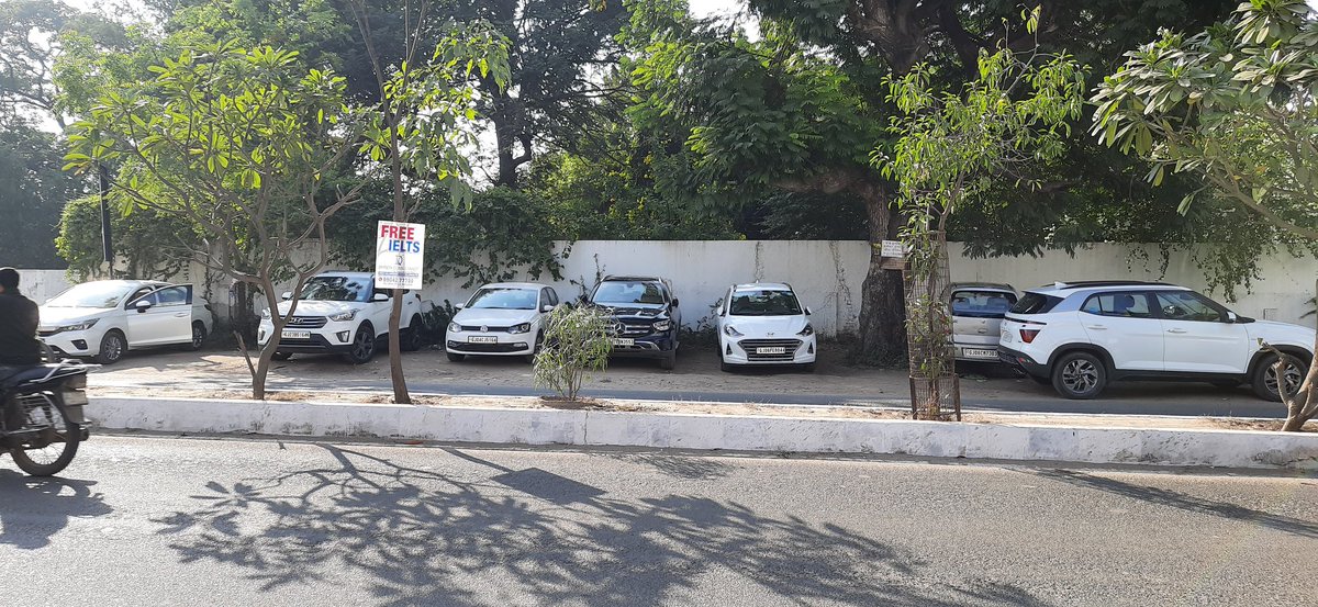 chavda590's tweet photo. @VMCVadodara @CommissionerVmc @Vadcitypolice @cp_traffic_vad @CMOGuj @dymc_vmc @SWAGATOnlineGuj 
માનનીય સાહેબ શ્રી,
ગોત્રી પોલીસ સ્ટેશન રોડ પર આવેલ તારા સાન્સ હોટલ પાસે પાર્કિંગ ની કોઈ વ્યવસ્થા નથી, રોજ રોજ રોડની બંને બાજુ ગાડીઓ ગમેતેમ પાર્ક કરવામાં આવે છે, તે અંગે યોગ્ય કરશોજી. https://t.co/lQ1jz0EABZ
