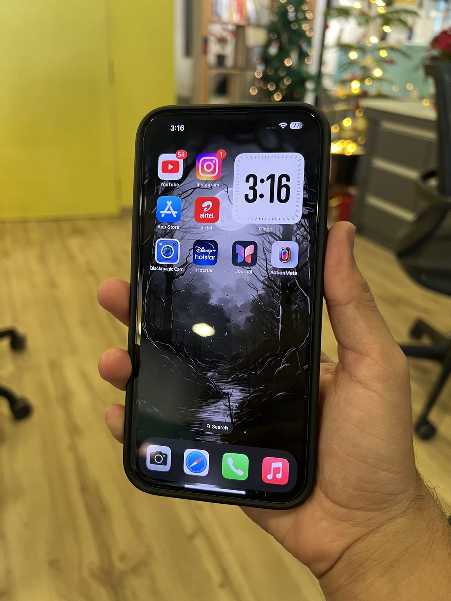 igeeksblog's tweet image. What&apos;s your current iOS home screen look like? 🤔

Share the screenshot below👇

#iPhonehomescreen #iPhone