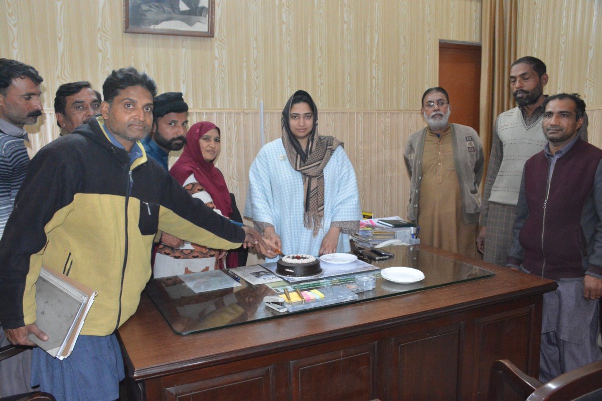 DCGRW's tweet photo. Additional Deputy Commissioner Finance Sumaira Ambreen cuts the Christmas cake in her office along with the Christian staff of Deputy Commissioner office.

#DistrictAdminstration 
#Gujranwala 
#Christmas2023

@MohsinnaqviC42
@CS_Punjab
@lgcddpunjab
@CommissionerGu3 https://t.co/fA70rgNGtM