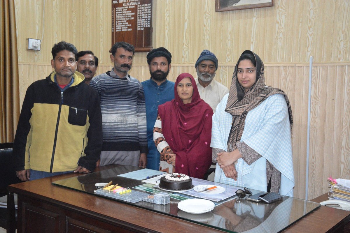 DCGRW's tweet photo. Additional Deputy Commissioner Finance Sumaira Ambreen cuts the Christmas cake in her office along with the Christian staff of Deputy Commissioner office.

#DistrictAdminstration 
#Gujranwala 
#Christmas2023

@MohsinnaqviC42
@CS_Punjab
@lgcddpunjab
@CommissionerGu3 https://t.co/fA70rgNGtM