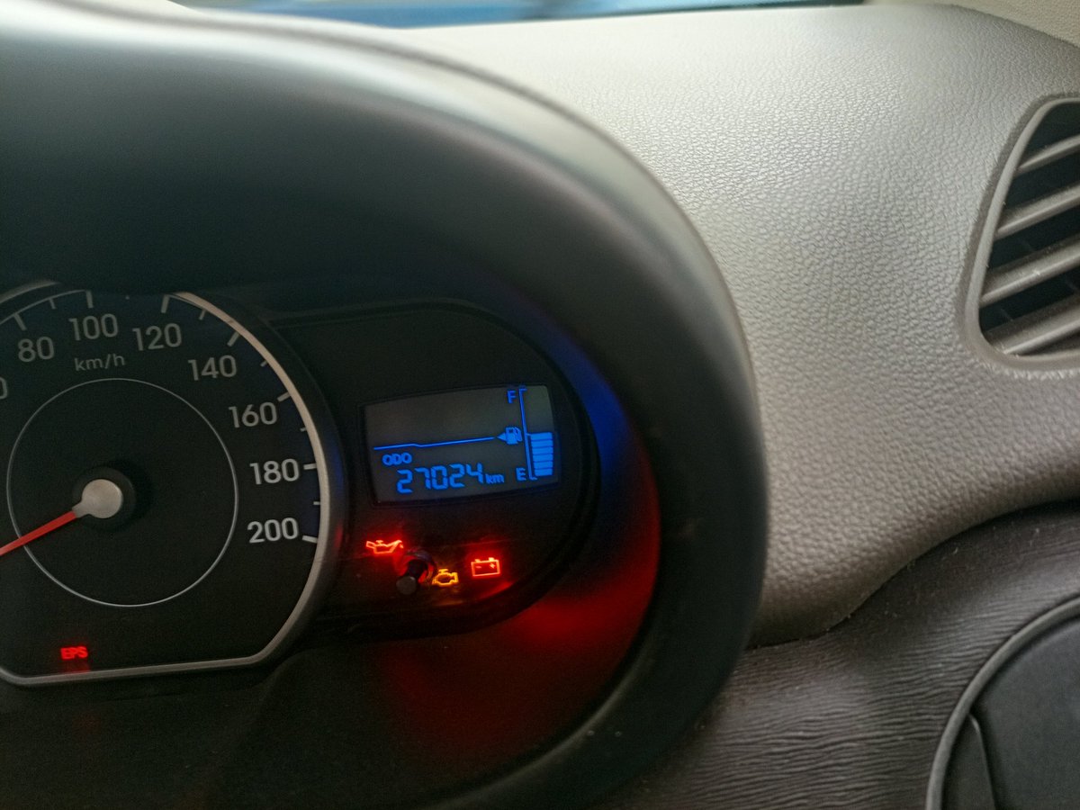 CAVINAYS's tweet photo. Just I fill up the petrol of Rs 2000/- at Bharat petroleum petrol.pump near Hyatt but the tank shows only upto point 5 , every time when I fill up it shows 8 to 9 line https://t.co/GFcoOR5yBt