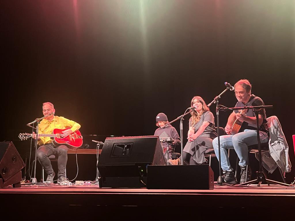 Fue precioso tocar ayer en el Teatro Victoria Eugenia junto a Patricia, <a href="/TamuTamurai/">Tamu</a> y Eric ❤️. Y un privilegio disfrutar de las actuaciones de todxs los demás, cada unx con su talento y brillo particular… gracias <a href="/raldarondo/">Ricardo Aldarondo</a> por el super esfuerzo - salió todo redondo! 🎶