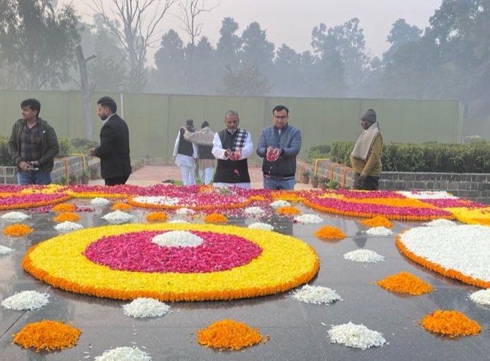 malikjitendrak1's tweet photo. देश की तरक़्क़ी का रास्ता खेत और खलिहान से गुजरता है"
“ग्रामीण भारत ही असली भारत है इसकी तरक़्क़ी के बिना भारत की तरक़्क़ी नहीं हो सकती"- चौधरी चरण सिंह“
राष्ट्रीय पटल पर किसान को पहिचान दिलाने वाले किसान मसीहा पूर्व प्रधानमंत्री चौधरी चरणसिंह जी की 121वीं जयंती पर कोटि कोटि नमन https://t.co/Khy1KAm4Tf