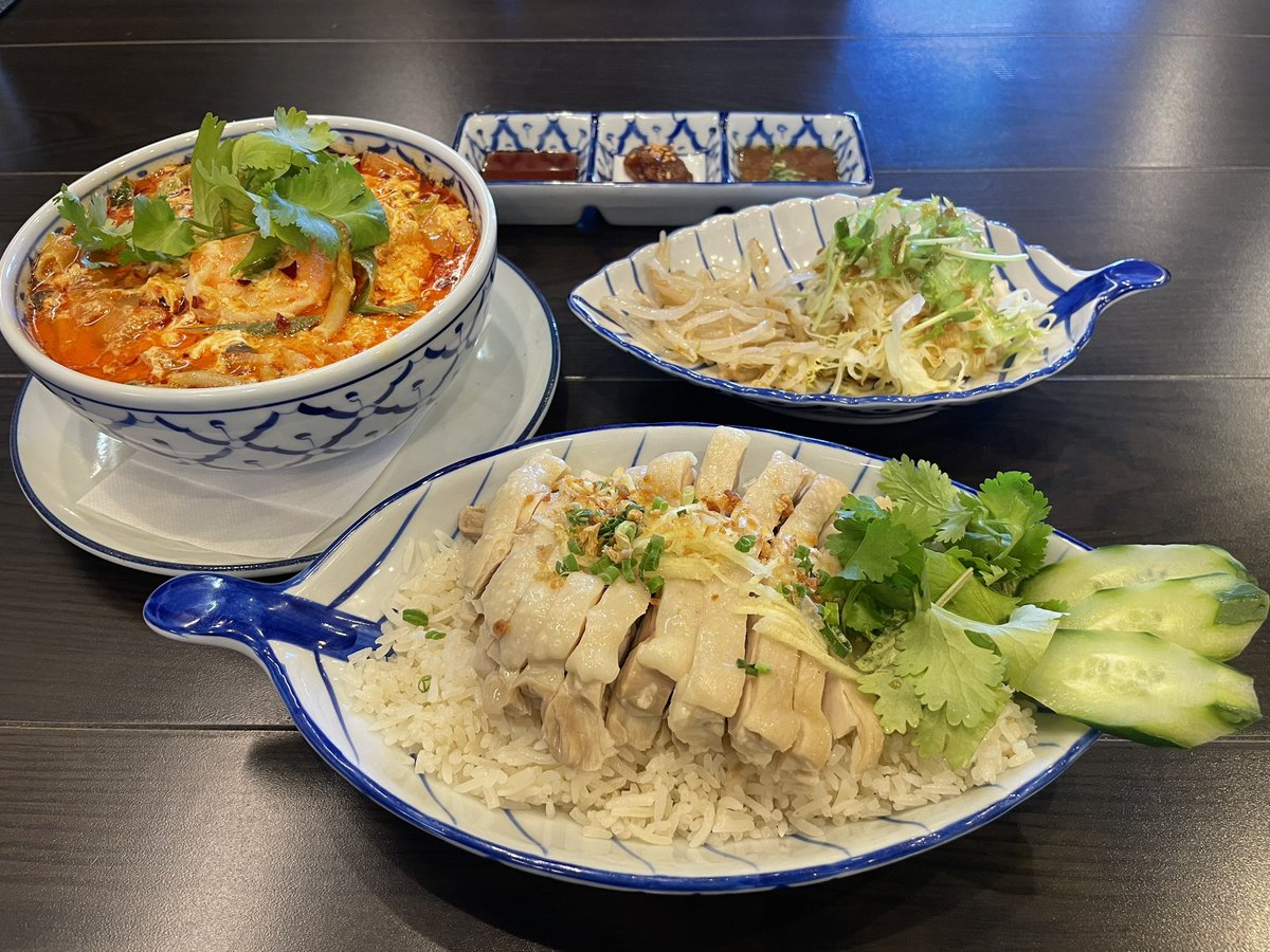 kouri7777's tweet photo. [Blue Chang]
カオマンガイ
トムヤムクン

本格タイ料理
胸肉と共に炊き込まれたジャスミンライスは鶏の旨みが染み込み肉も柔らかいです
トムヤムクンは辛そうだけどココナッツとフォーの甘みが感じられます
バジルの香りがキツくないので日本人向けのエスニックです

前橋市天川原町1-3-8
#bluechang https://t.co/WaFP7EKTPY