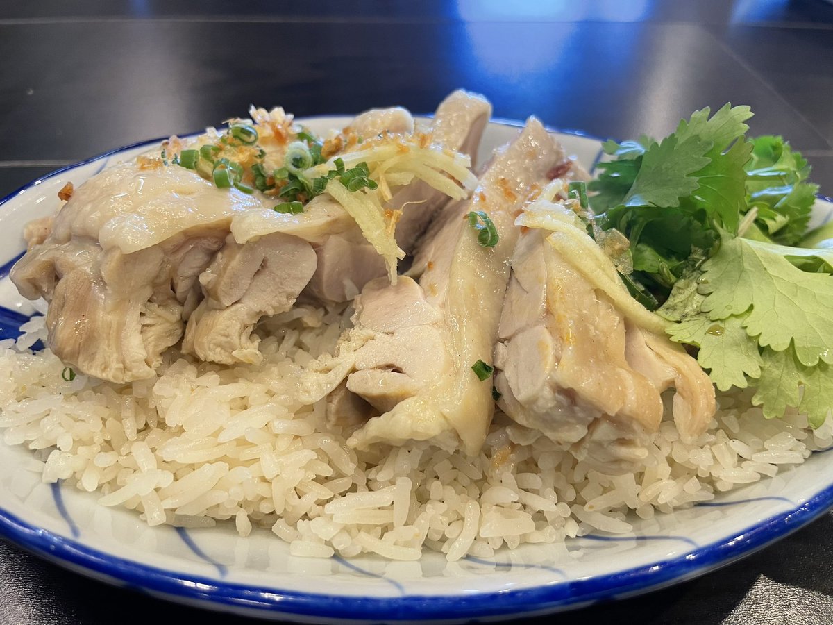 kouri7777's tweet photo. [Blue Chang]
カオマンガイ
トムヤムクン

本格タイ料理
胸肉と共に炊き込まれたジャスミンライスは鶏の旨みが染み込み肉も柔らかいです
トムヤムクンは辛そうだけどココナッツとフォーの甘みが感じられます
バジルの香りがキツくないので日本人向けのエスニックです

前橋市天川原町1-3-8
#bluechang https://t.co/WaFP7EKTPY