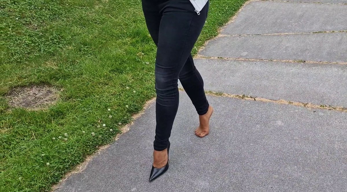 HelenaAbramov's tweet photo. New one shoe video in my Video Clipstore:
https://t.co/rJVhhGPMaa
😘😘😘
#lostshoe #oneshoe #oneshoeoff #nylonsoles #pantyhose #highheels #nylons #toefetish #smellfeet #suntanpantyhose #oneshoeonly #dirtyfeet #dirtyfeets #dirtysoles #dirtytights #Schuhklau #pantyhoseunderjeans https://t.co/Nnvw67lLGV
