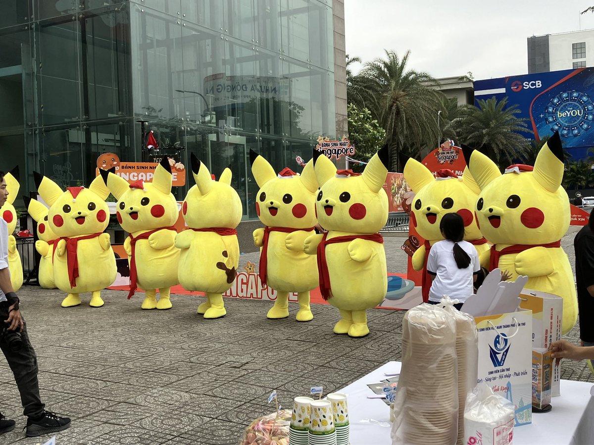septemradiatus's tweet photo. 近所のショッピングモールにピカチュウが大量発生‼️
でもよく見ると若干違う気が…
足も長いし、顔も違う😅
#ベトナム生活
#メコンデルタ
#ピカチュウ https://t.co/PkiTeca885