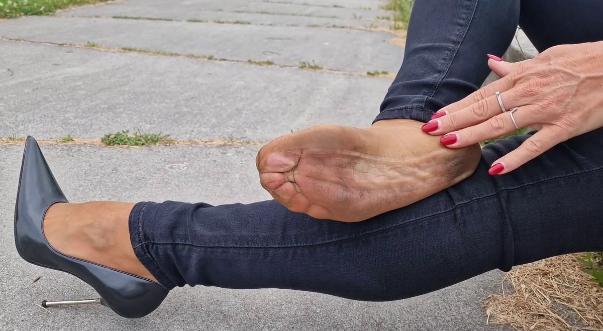 HelenaAbramov's tweet photo. New one shoe video in my Video Clipstore:
https://t.co/rJVhhGPMaa
😘😘😘
#lostshoe #oneshoe #oneshoeoff #nylonsoles #pantyhose #highheels #nylons #toefetish #smellfeet #suntanpantyhose #oneshoeonly #dirtyfeet #dirtyfeets #dirtysoles #dirtytights #Schuhklau #pantyhoseunderjeans https://t.co/Nnvw67lLGV