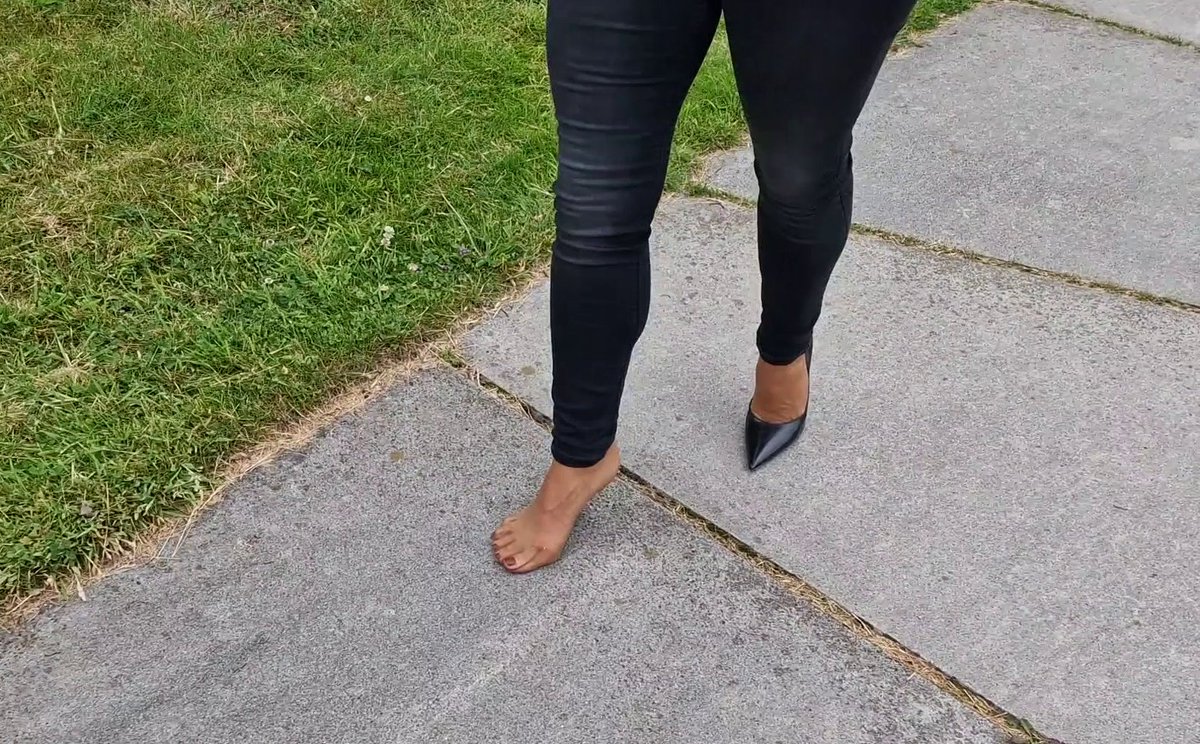 HelenaAbramov's tweet photo. New one shoe video in my Video Clipstore:
https://t.co/rJVhhGPMaa
😘😘😘
#lostshoe #oneshoe #oneshoeoff #nylonsoles #pantyhose #highheels #nylons #toefetish #smellfeet #suntanpantyhose #oneshoeonly #dirtyfeet #dirtyfeets #dirtysoles #dirtytights #Schuhklau #pantyhoseunderjeans https://t.co/Nnvw67lLGV