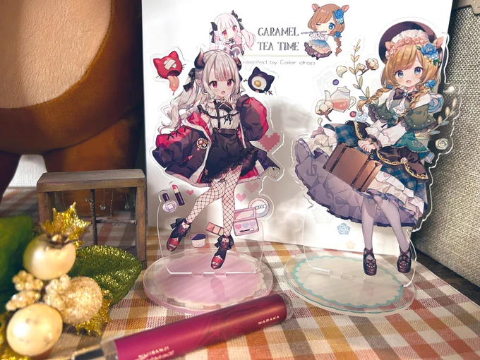 新刊セットのアクキーと、単品グッズのアクスタがこんな感じ!アクスタは高さが15センチ 