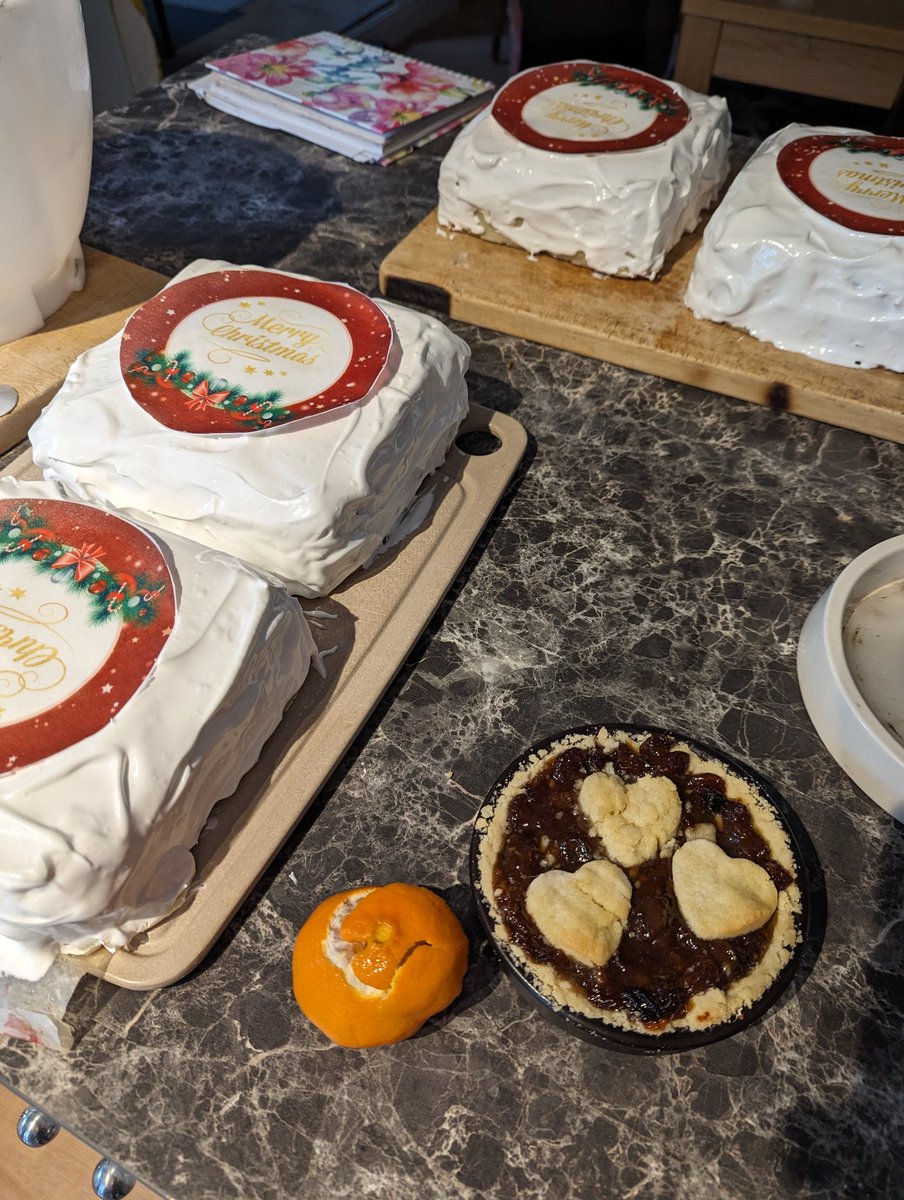 agentjohnson's tweet image. This year's Supreme Sovereign of the #MincePies, as baked by @pidgejohnson #mpap (topped with almond paste hearts, shortbread pastry)