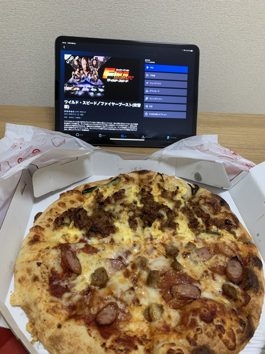 Ku_suzak's tweet photo. クリスマス当日はクソ忙しいから前倒しでワイスピ最新作追加されてたから観ながらぼっちでピザ https://t.co/snXm0lbHOw