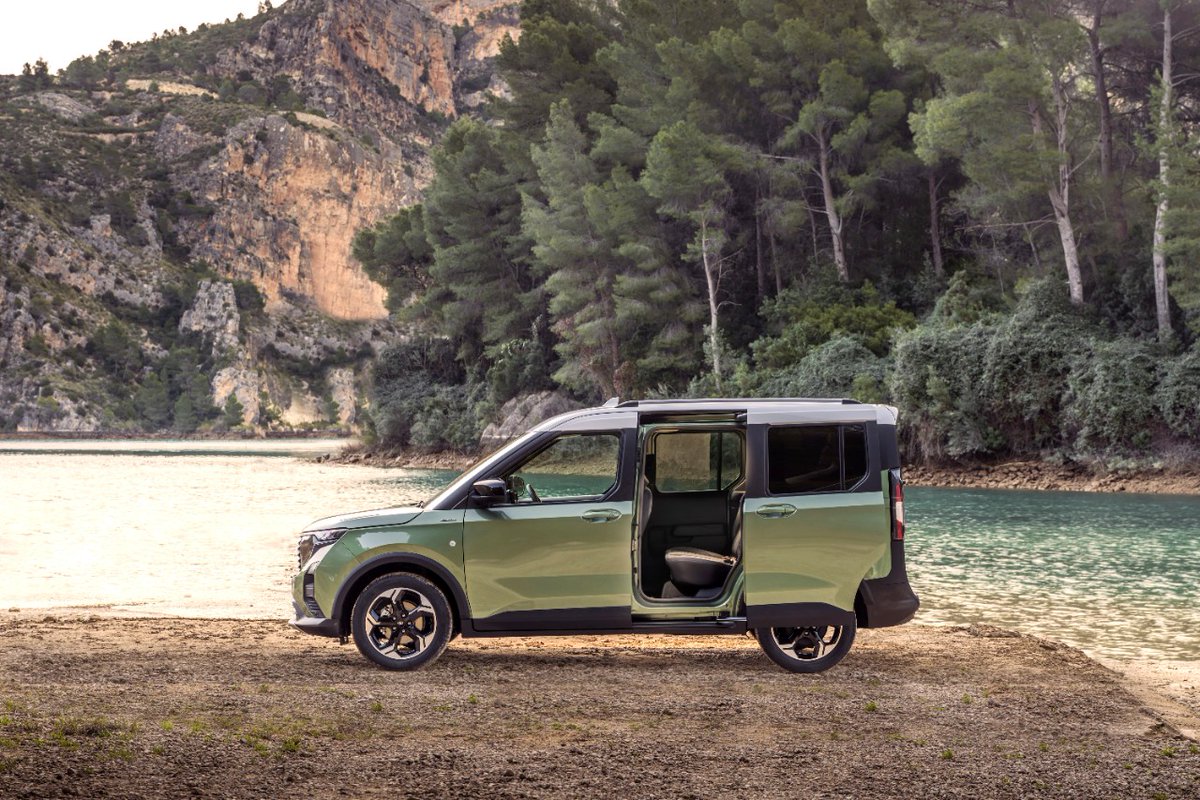 eozpeynirci's tweet photo. SUV görünümlü ticari 787 bin TL'ye satışa sunuldu‼️

Ford Otosan'ın tüm tasarım, mühendislik ve üretim sorumluluğunu üstlenerek Romanya'daki yeni fabrikasında ürettiği yeni nesil Ford Tourneo Courier ve Transit Courier Türkiye’de satışa sunuldu.

Transit Courier 787.900 TL'den,  Tourneo Courier ise 917.400 TL'den başlayan fiyatlara sahip.