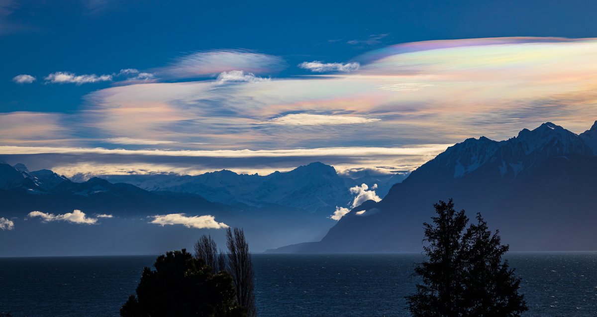 And it got better! What an insane display of #polarstratosphericclouds in #lausanne #Switzerland, so far south at 46.5N :O Early Christmas present! #psc #clouds #motherofpearlclouds #rainbowclouds #lakegeneva