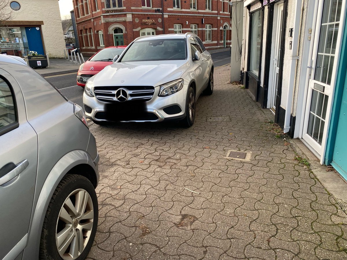 LouiseCollisArt's tweet photo. A quick update on the illegal parking situation outside my studio and on Monk Street, Abergavenny in general. 
It’s now Christmas Eve Eve, and the problem during December was awful, this is today, pedestrians are entitled to every inch of that pavement. 
1/3 https://t.co/w2JzyyycJ7