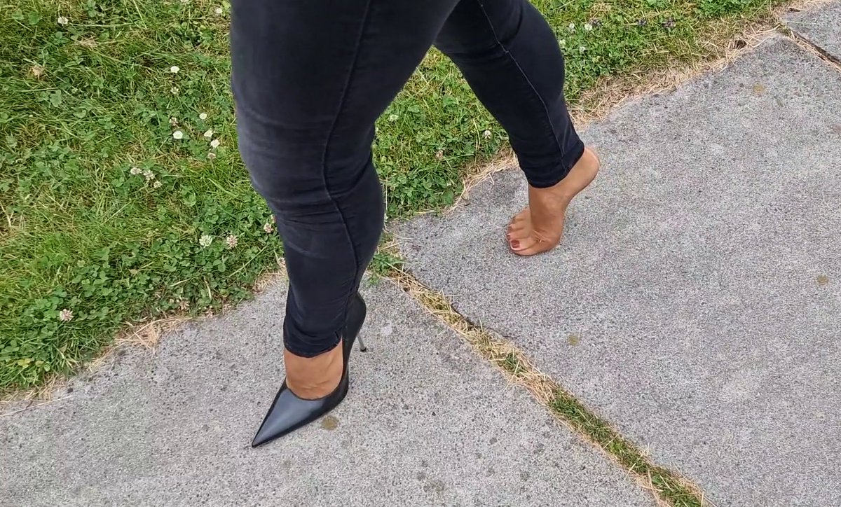 HelenaAbramov's tweet photo. New one shoe video in my Video Clipstore:
https://t.co/rJVhhGPMaa
😘😘😘
#lostshoe #oneshoe #oneshoeoff #nylonsoles #pantyhose #highheels #nylons #nylonfetish #smellfeet #suntanpantyhose #oneshoeonly #dirtyfeet #dirtyfeets #dirtysoles #dirtytights #Schuhklau #pantyhoseunderjeans https://t.co/HD0X7eKZNZ