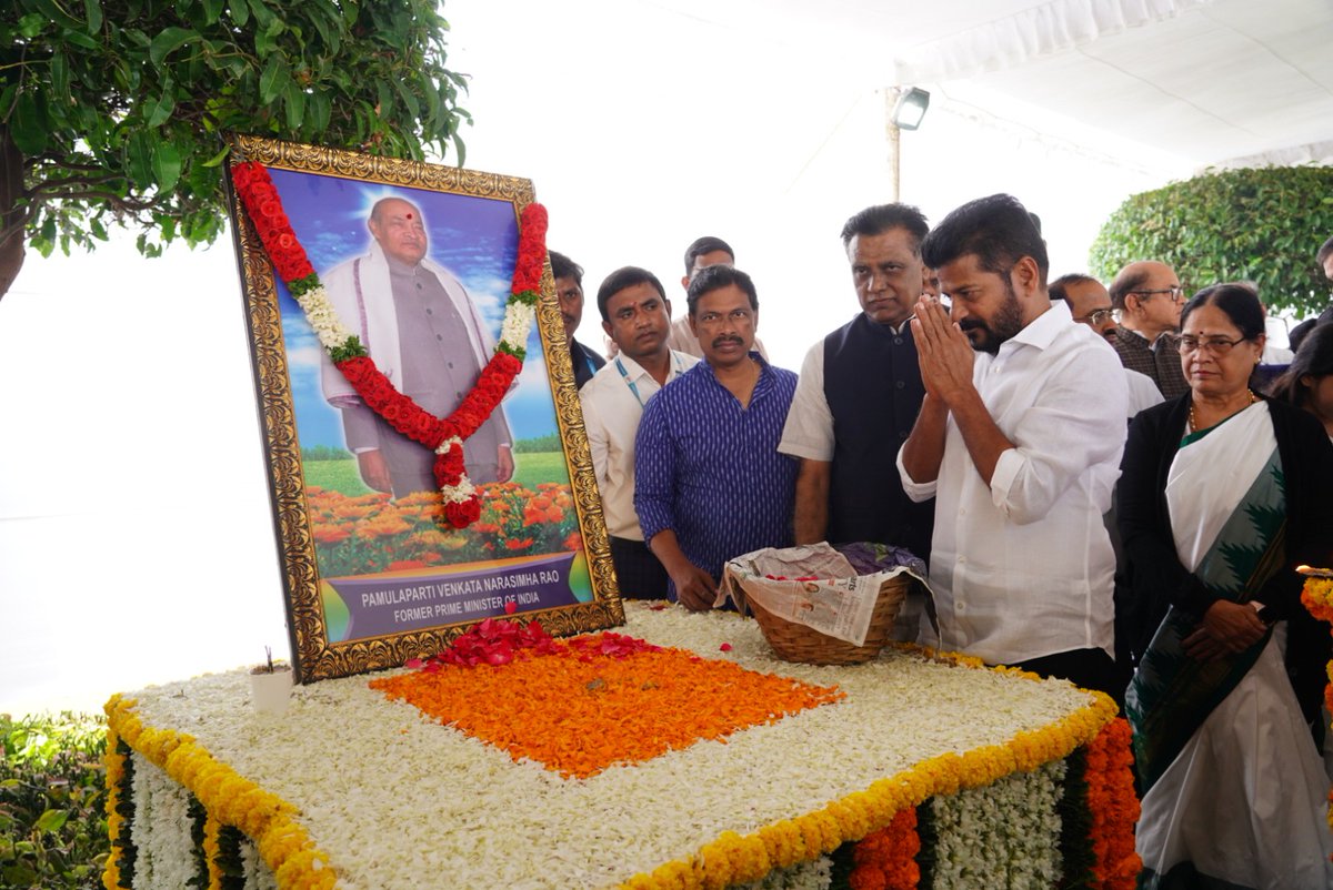 TelanganaCMO's tweet photo. మాజీ ప్రధానమంత్రి శ్రీ పీ.వీ. నరసింహా రావు వర్ధంతి సందర్భంగా నెక్లెస్ రోడ్డులోని పీవీ జ్ఞానభూమి వద్ద ముఖ్యమంత్రి శ్రీ @revanth_anumula నివాళులర్పించారు.

ఈ సందర్భంగా సీఎం మాట్లాడుతూ, దేశ కీర్తిని ప్రపంచానికి చాటిన గొప్ప మేధావి పీవీ అని అన్నారు. దేశ ఆర్థిక వ్యవస్థ ప్రశ్నార్ధకంగా మారినప్పుడు సాహసోపేత నిర్ణయాలు తీసుకున్నారన్నారు. పరిపాలనలో సమూల మార్పులు తెచ్చి ఆదర్శంగా నిలిచారు అని అన్నారు. భూమిని పేదవాడికి అందుబాటులోకి తీసుకొచ్చిన వ్యక్తి పీవీ. పేదలకు భూములు పంచడానికి పీవీ బలమైన పునాదులు వేశారని సీఎం అన్నారు.