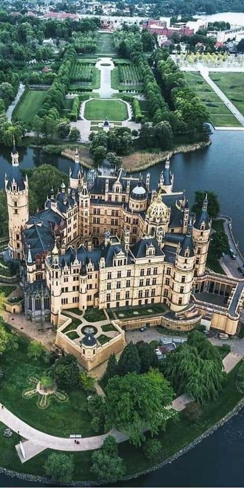 ArchiTechlove's tweet photo. Schwerin Castle, Germany 🇩🇪 https://t.co/dCa6QTdzDs