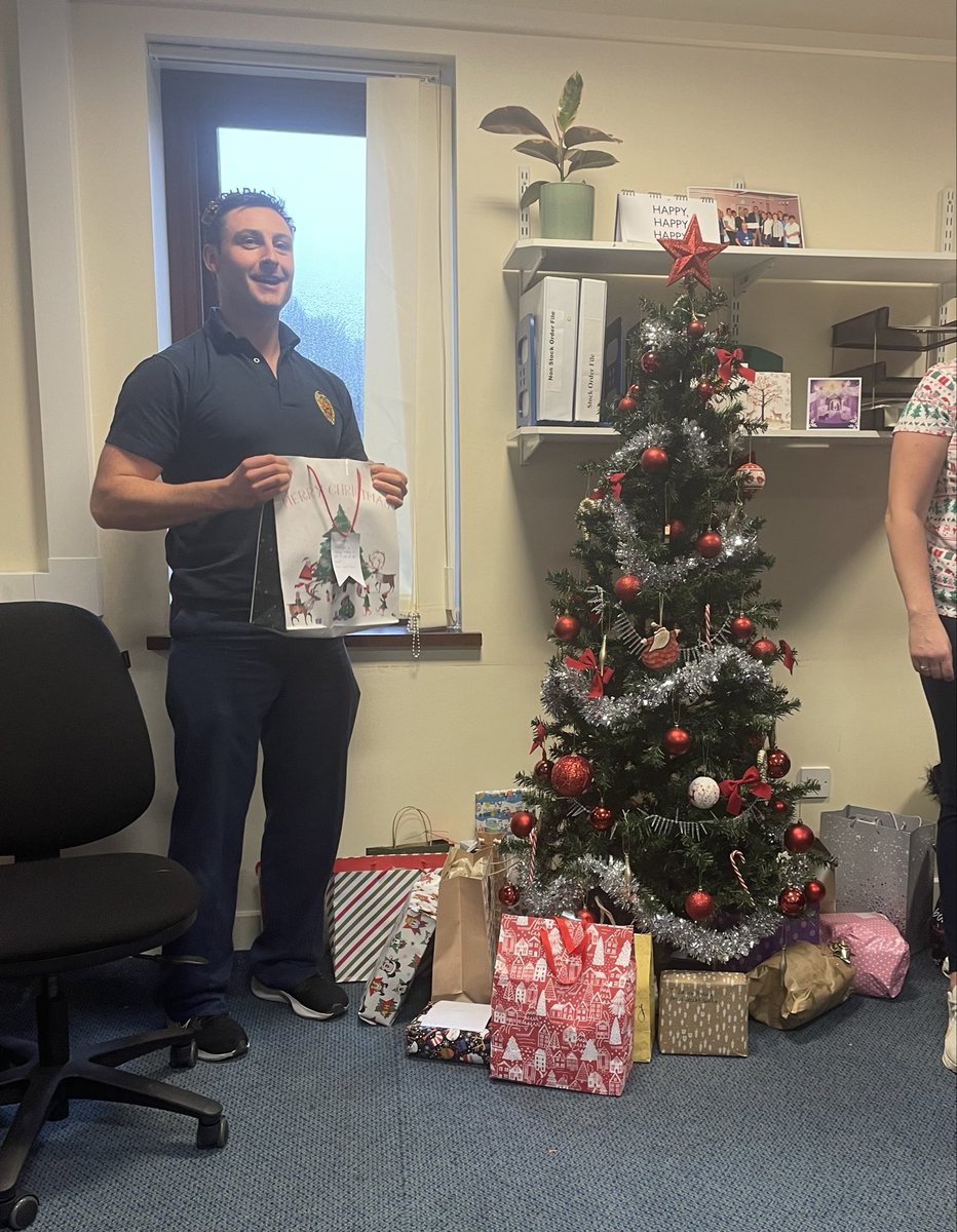 🎄Christmas has arrived at the ELHT Stroke Therapy Team🎄 This week our therapists have enjoyed a Christmas buffet lunch and exchange of their Secret Santa gifts! 🎅🏼 Thank you to the team for your continued hard work this year 🌟