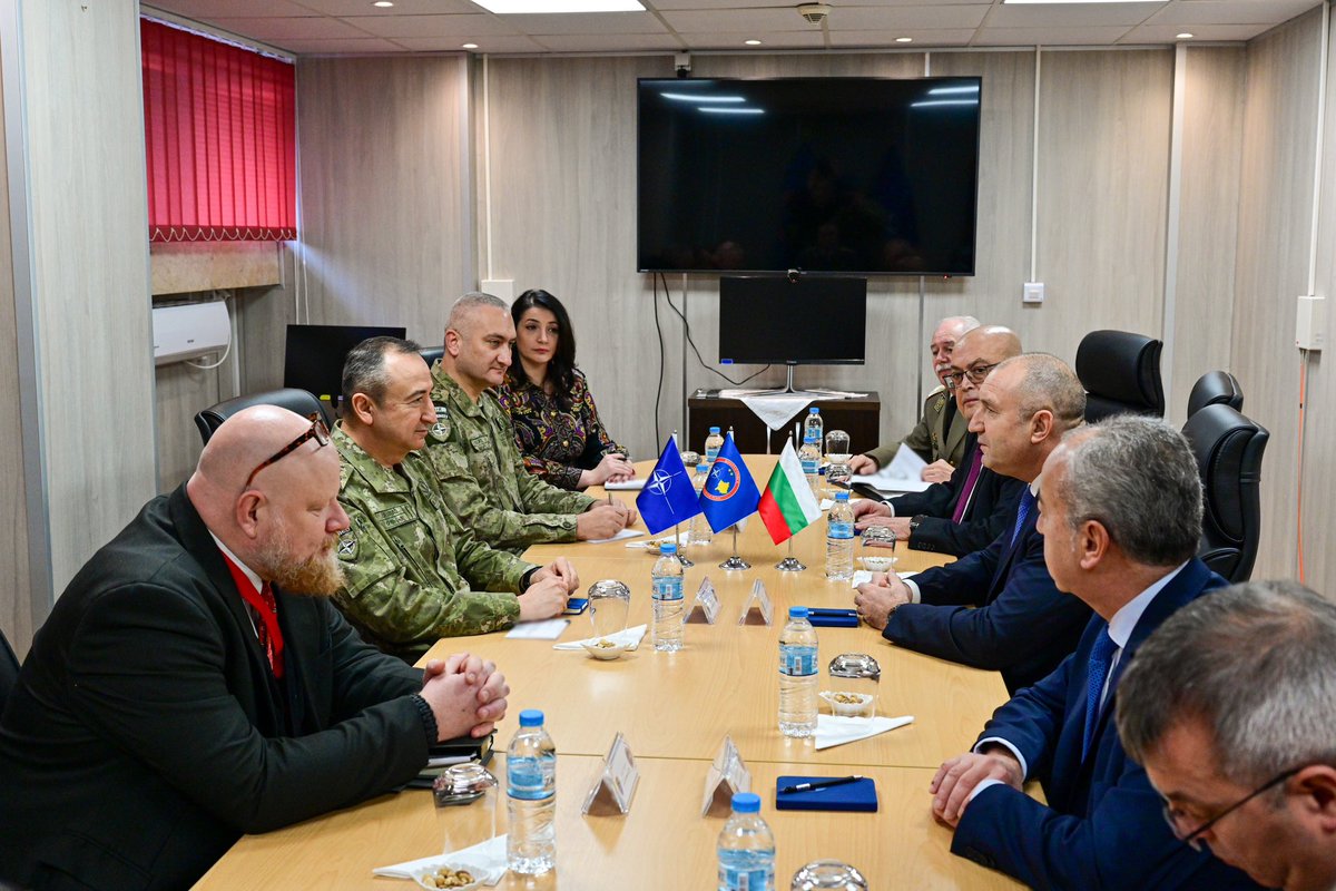 President of the Republic of Bulgaria, H.E. Rumen Georgiev Radev 🇧🇬, paid a visit to COM #KFOR, MG Özkan Ulutaş, at Camp Film City, in Pristina. During the meeting, COM KFOR expressed his appreciation for the steadfast contribution of Bulgaria to the KFOR mission.