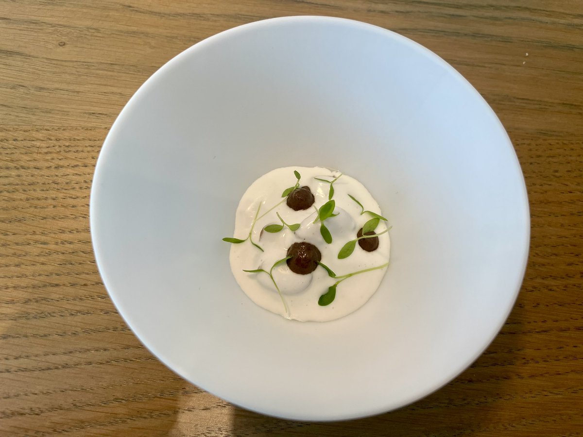 peppalau's tweet photo. La cuina de @aurtrestaurant broda l’excel.lència. Tot respon al principi de senzillesa reflexionada ideat per Artur Martínez. Radicalitat, essencialisme, coherència. Aliments bons, nets i justos que brillen al plat. Equip humà talentós i de futur. Servei senzill i proper. https://t.co/CrKFgqlerW