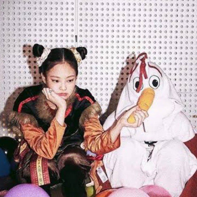 DrBlinkenstein's tweet photo. So on Jenlisa day Jennie announced her new cover where she confesses her love to the snowman😭😭😭 

And we all know who the snowman is...

But don't get excited, this is all a coincidence😉 https://t.co/uT5cUDVJOD