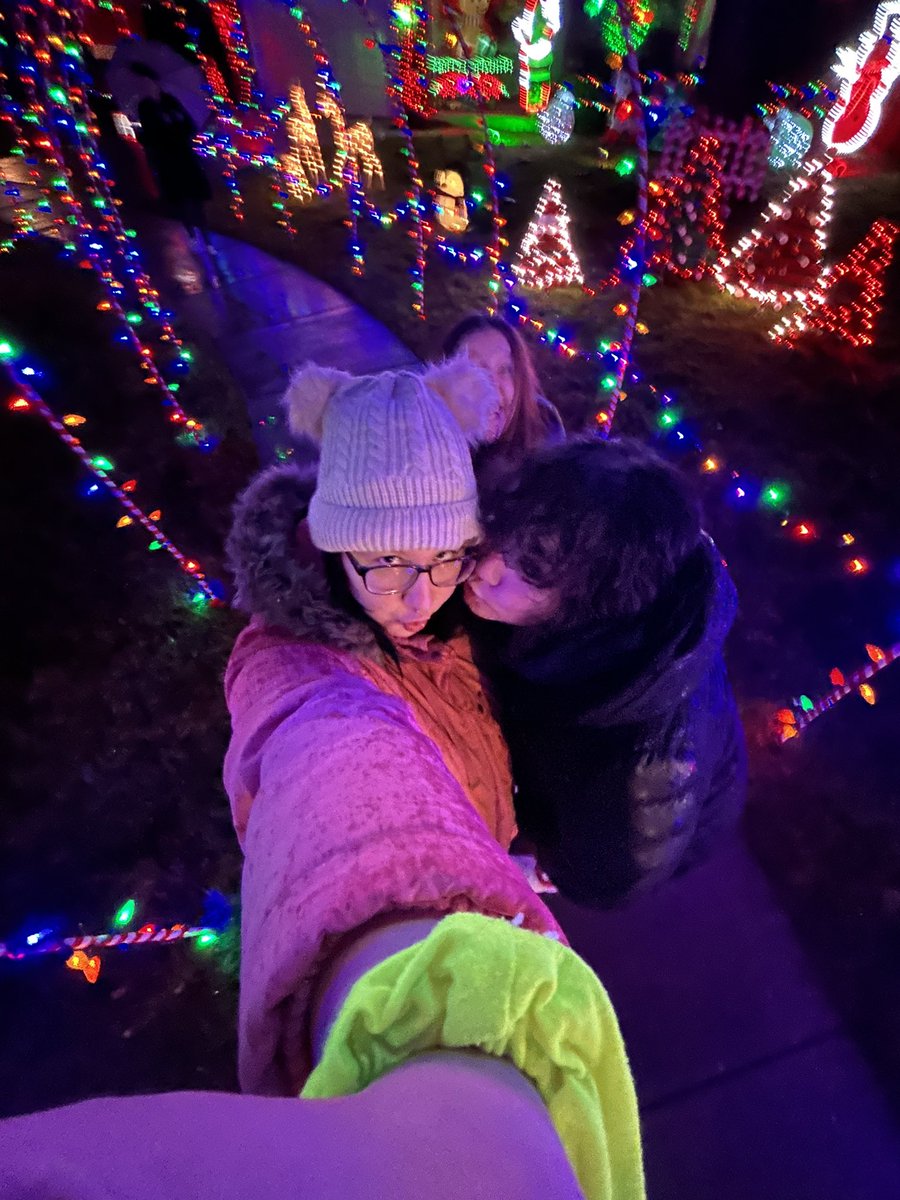 JasmineMiletic's tweet photo. wife returns from war to make holiday cookies and see Christmas lights for third year in a row <3 https://t.co/Dy936yrvAD
