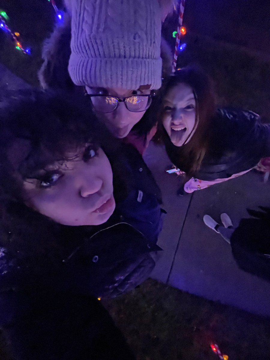 JasmineMiletic's tweet photo. wife returns from war to make holiday cookies and see Christmas lights for third year in a row <3 https://t.co/Dy936yrvAD