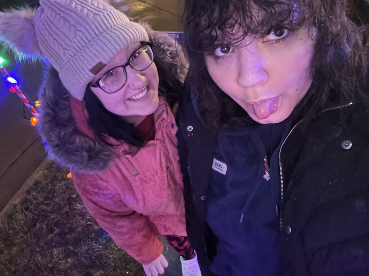 JasmineMiletic's tweet photo. wife returns from war to make holiday cookies and see Christmas lights for third year in a row <3 https://t.co/Dy936yrvAD