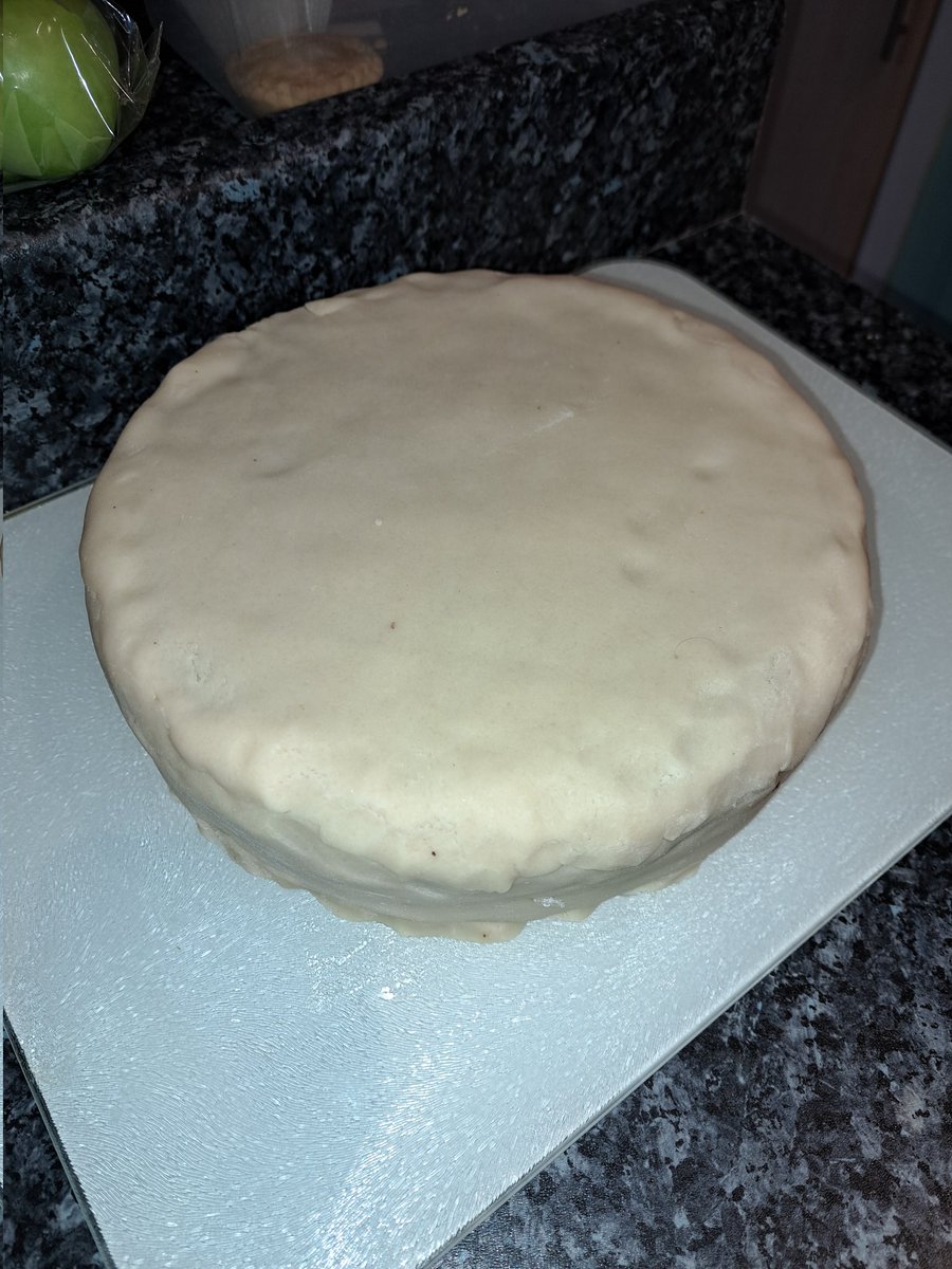 kiers's tweet photo. Marzipan dried, now the finish...
(did I tell you about the time I was fired from my job as a plasterer)
#rusticFinish https://t.co/imDxrG1wCe