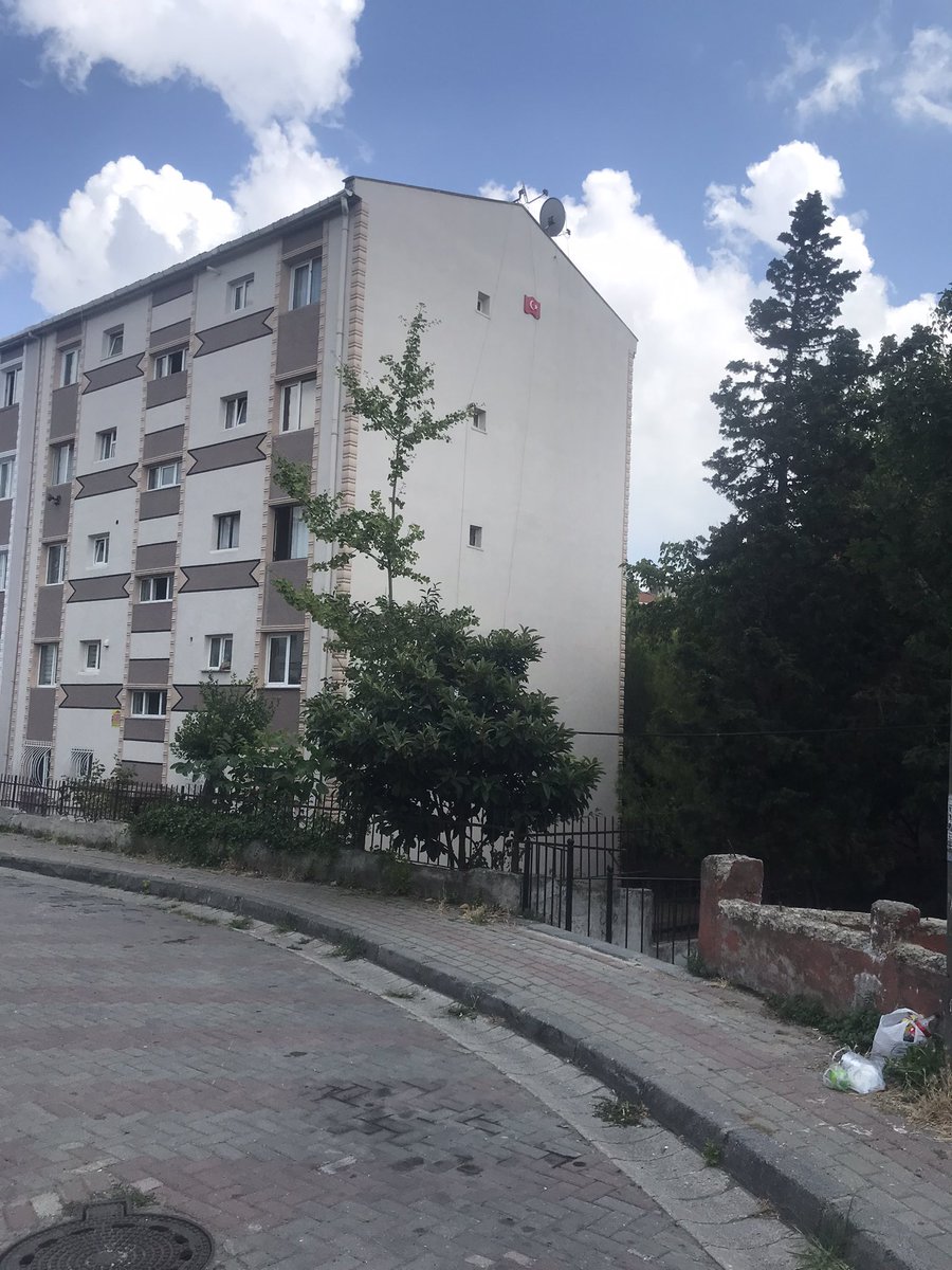 <a href="/TemelAkkoc/">Temel Akkoç</a> <a href="/odatv/">Odatv</a> Benjamin Demir yatay mimari demiş RANTLARININ haddi hesabı yok halka zulmedip 5 katlı binaları yıkıp yerine 10-12 kat yapıp halkın mülkiyet haklarını gasp ne dine ne imana nede insanlığa sığar❕#TozkopaRANT