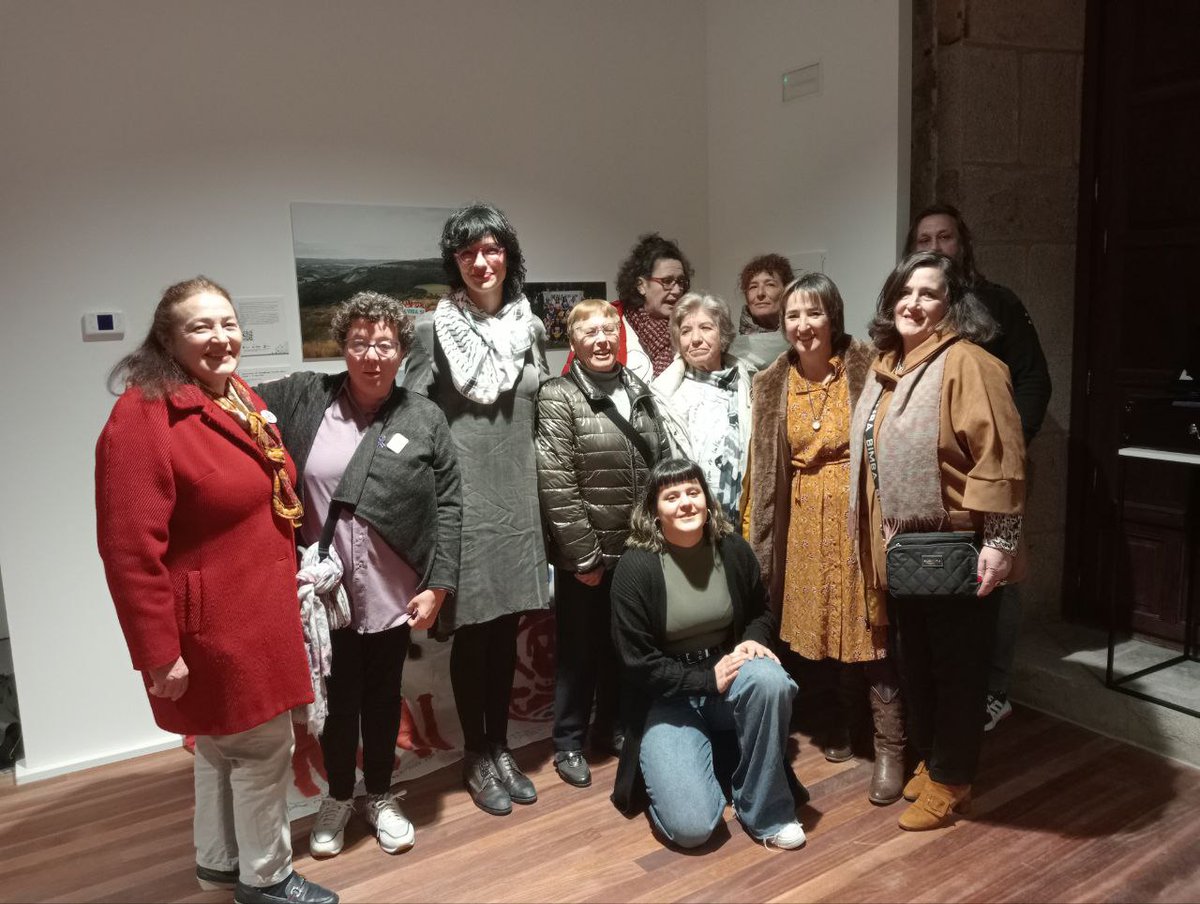SLG_labregxs's tweet photo. 📸O SLG estivo presente onte na inauguración da exposición fotográfica de #EspadEla, no @MuseodoPobo, en Compostela, onde 58 mulleres expresan múltiples realidades que existen no rural galego. As imaxes foron tiradas por #CharoLopes, xornalista e fotógrafa boirense 👏👭 https://t.co/TVSKqOHQQL