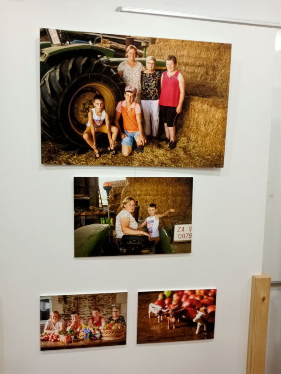SLG_labregxs's tweet photo. 📸O SLG estivo presente onte na inauguración da exposición fotográfica de #EspadEla, no @MuseodoPobo, en Compostela, onde 58 mulleres expresan múltiples realidades que existen no rural galego. As imaxes foron tiradas por #CharoLopes, xornalista e fotógrafa boirense 👏👭 https://t.co/TVSKqOHQQL