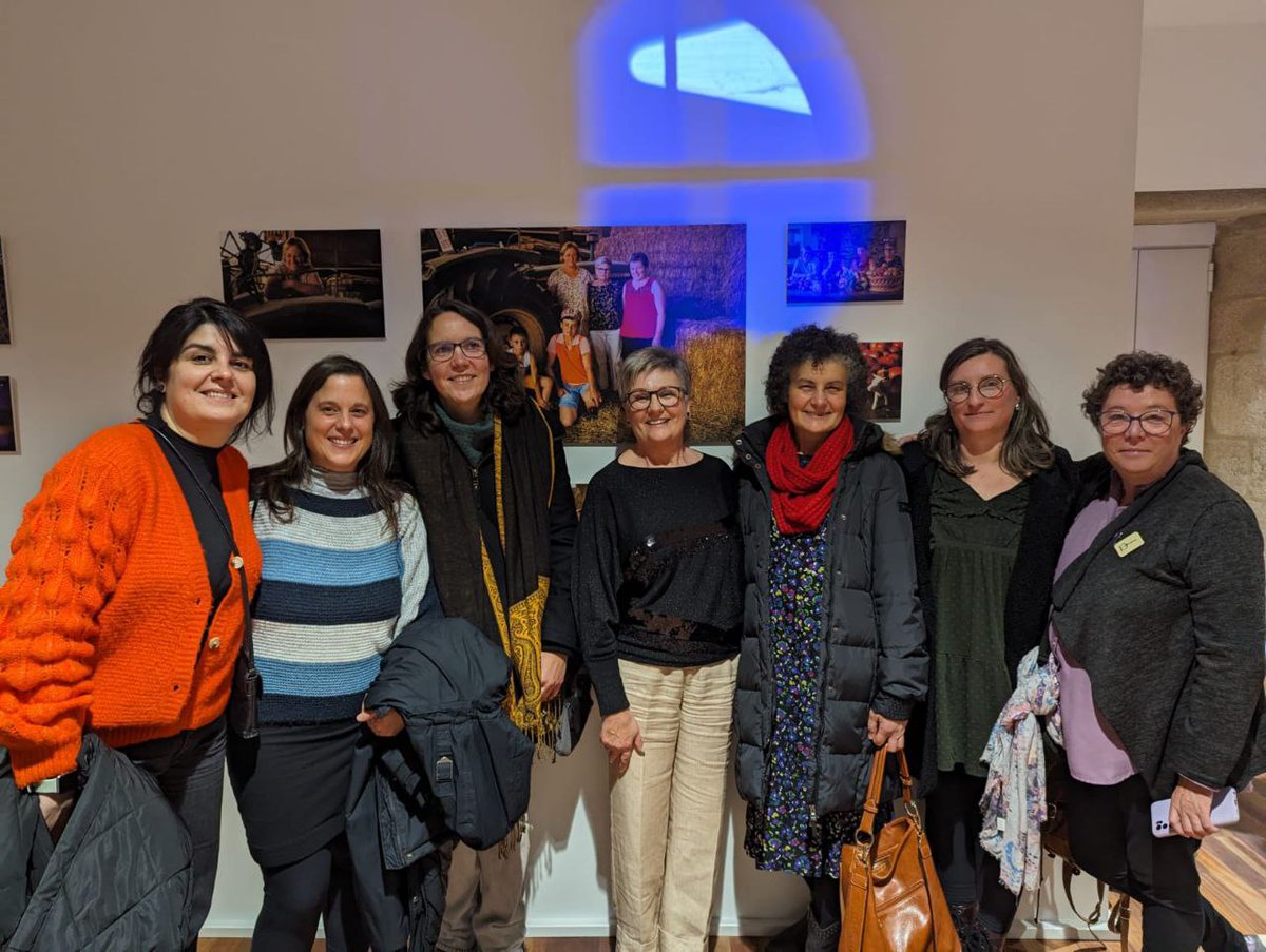 SLG_labregxs's tweet photo. 📸O SLG estivo presente onte na inauguración da exposición fotográfica de #EspadEla, no @MuseodoPobo, en Compostela, onde 58 mulleres expresan múltiples realidades que existen no rural galego. As imaxes foron tiradas por #CharoLopes, xornalista e fotógrafa boirense 👏👭 https://t.co/TVSKqOHQQL