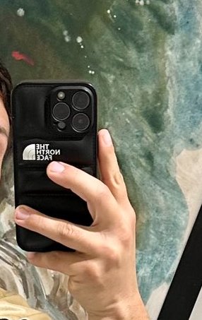 bueno gente hace unas horas medio en pedo deje en un taxi un iphone 14 pro max en la zona de xxx con una funda negra The North Face negra
si alguien sabe algo se recompensara

se agradece rt