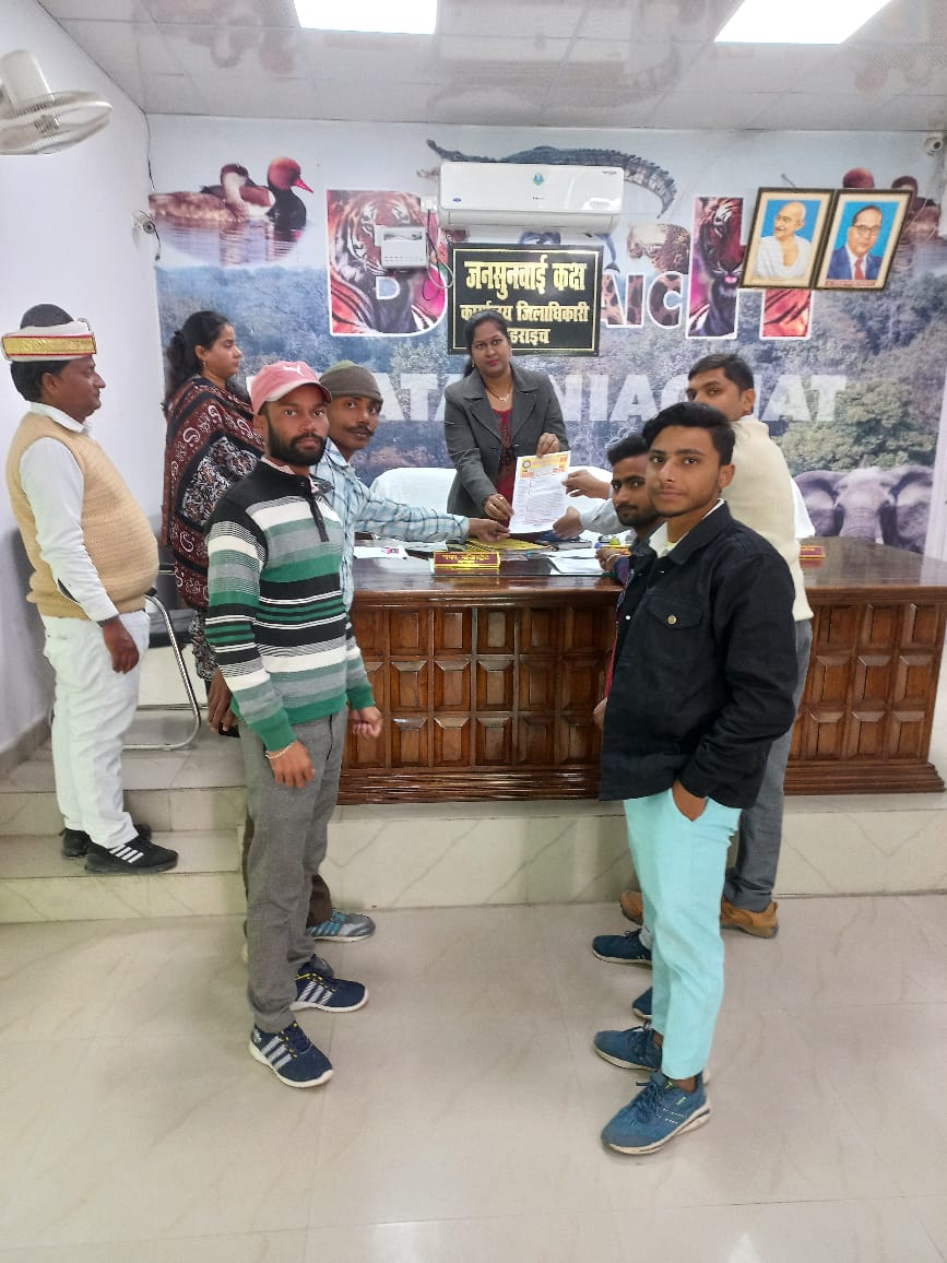 Psvmp11's tweet photo. #प्रगतिशील_विश्व_मौर्य_परिषद #बहराइच द्वारा महामहिम राष्ट्रपत�� महोदया सम्बोधित नगर मजिस्ट्रेट जी को @DrLaxman_Yadav @DrRituSingh_ एवं ,इनके जैसे अनेको शिक्षको,प्रोफेसर व विद्यार्थियों,शोधार्थियों के साथ हो रहे"उच्च शिक्षा पर खतरे में अन्यायपूर्ण भेदभाव के खिलाफ ज्ञापन दिया गया.! https://t.co/jJORLvcz5E
