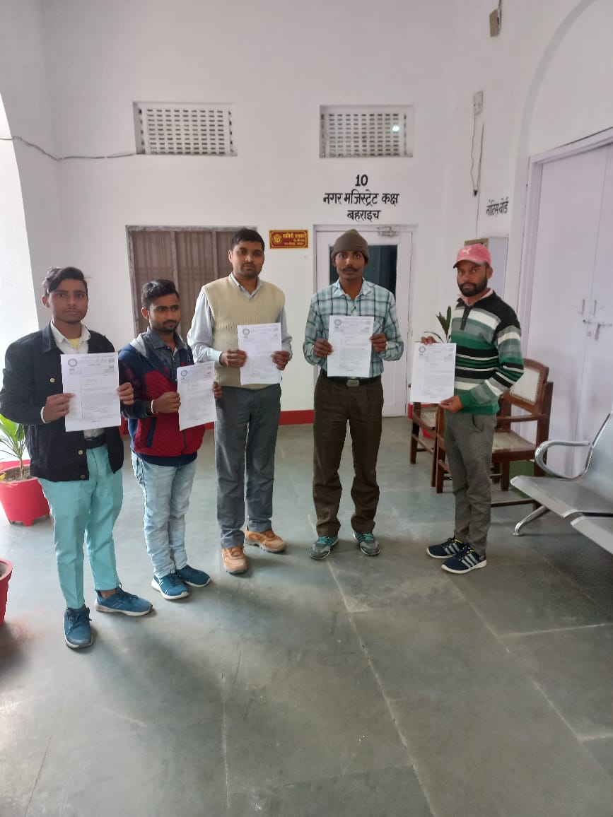 Psvmp11's tweet photo. #प्रगतिशील_विश्व_मौर्य_परिषद #बहराइच द्वारा महामहिम राष्ट्रपत�� महोदया सम्बोधित नगर मजिस्ट्रेट जी को @DrLaxman_Yadav @DrRituSingh_ एवं ,इनके जैसे अनेको शिक्षको,प्रोफेसर व विद्यार्थियों,शोधार्थियों के साथ हो रहे"उच्च शिक्षा पर खतरे में अन्यायपूर्ण भेदभाव के खिलाफ ज्ञापन दिया गया.! https://t.co/jJORLvcz5E