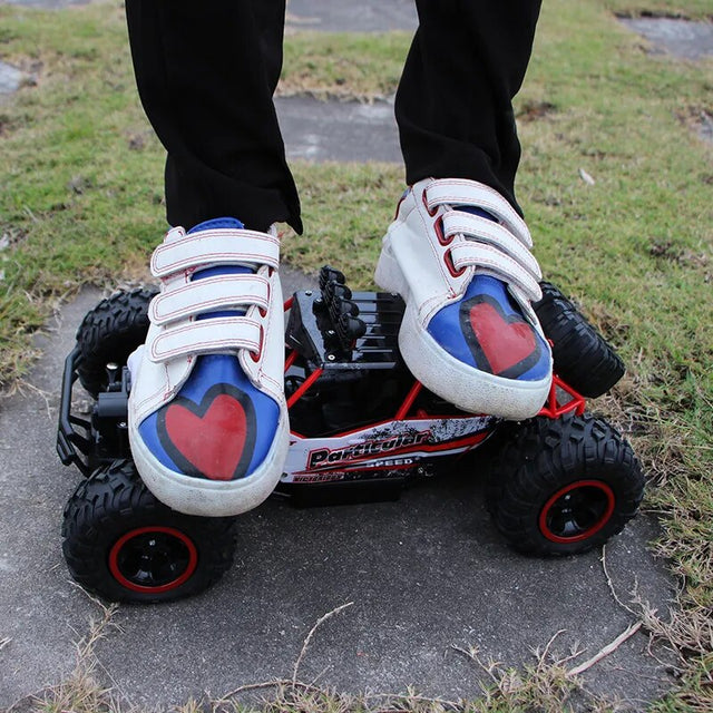 KidsToyJoys's tweet image. 🚗💨Unleash off-road adventures with the ZWN 1:12 4WD RC Car!
🌟Perfect for indoor & outdoor play.
Shop now: kidsjoytoys.com/collections/ou…
#RemoteControlFun #OffRoadThrills #KidsAdventure #ZWNRCMonsterTruck