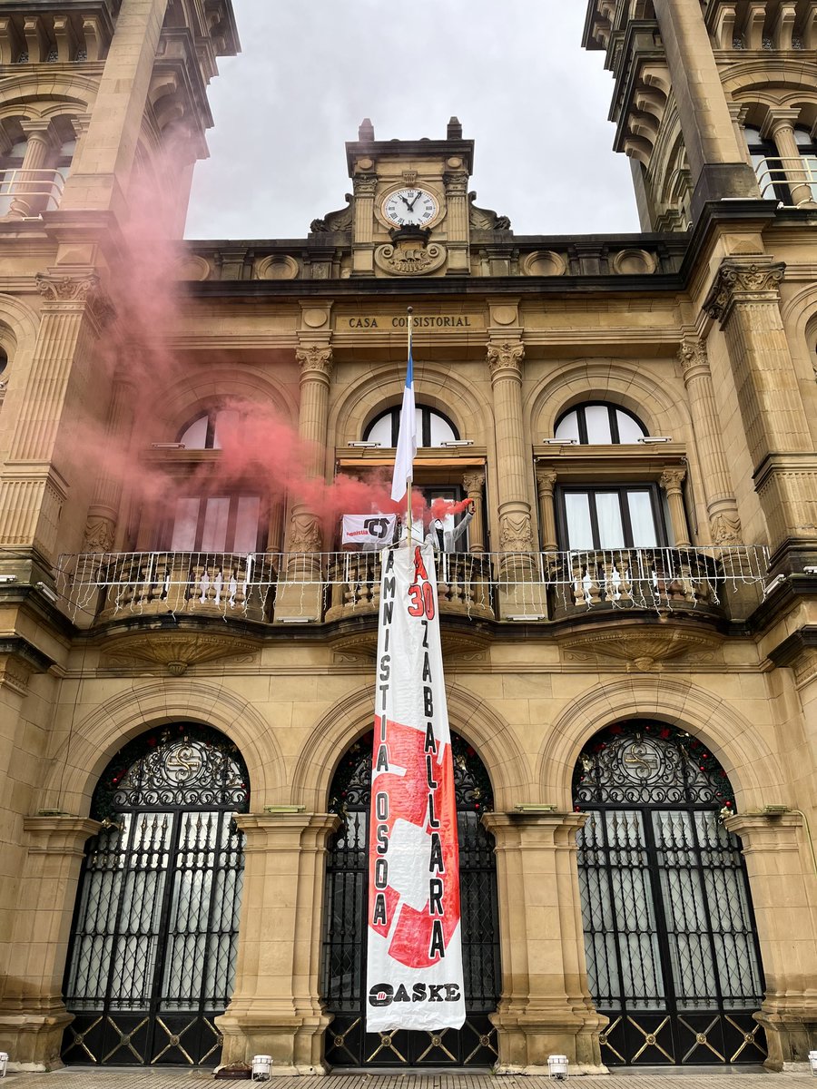 aske_eh's tweet photo. Gaur Hego Euskal Herriko lau hiriburuetako eraikin ezberdinetan kateatu gara Euskal Preso Politikoek kartzelan pairatzen jarraitzen duten jazarpena salatu eta hauei elkartasuna adierazteko.

A30 DENOK ZABALLARA! 

PRESOAK KALERA AMNISTIA OSOA! https://t.co/jsLB2oYk9k