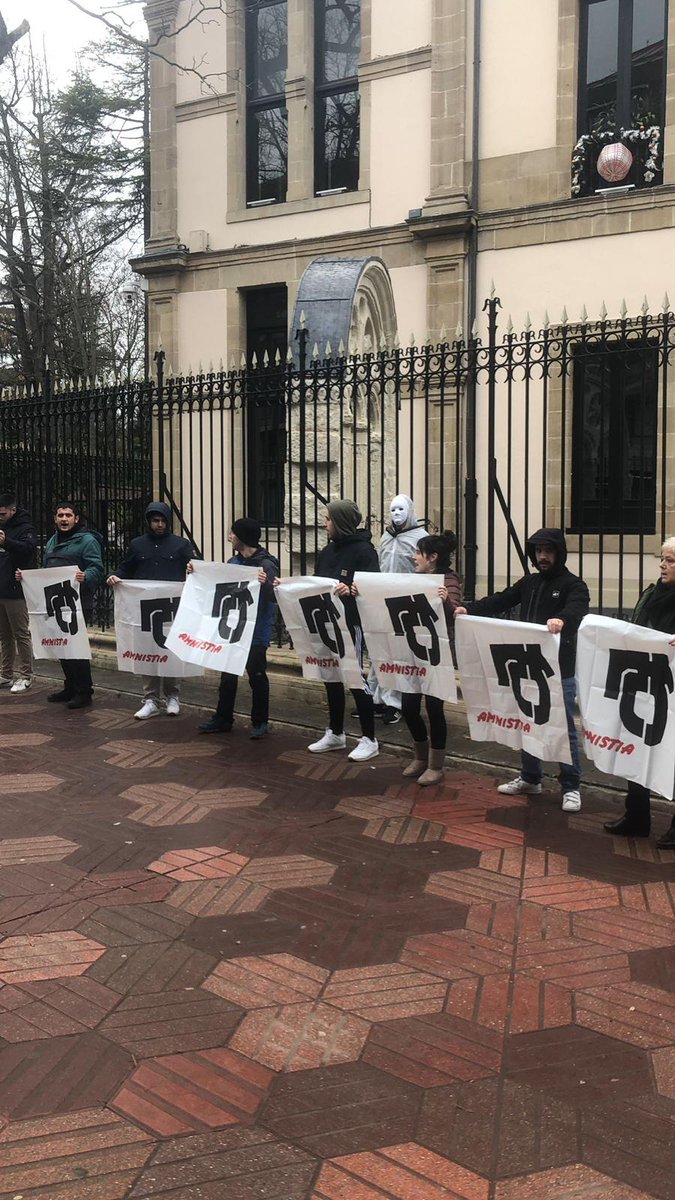 aske_eh's tweet photo. Gaur Hego Euskal Herriko lau hiriburuetako eraikin ezberdinetan kateatu gara Euskal Preso Politikoek kartzelan pairatzen jarraitzen duten jazarpena salatu eta hauei elkartasuna adierazteko.

A30 DENOK ZABALLARA! 

PRESOAK KALERA AMNISTIA OSOA! https://t.co/jsLB2oYk9k