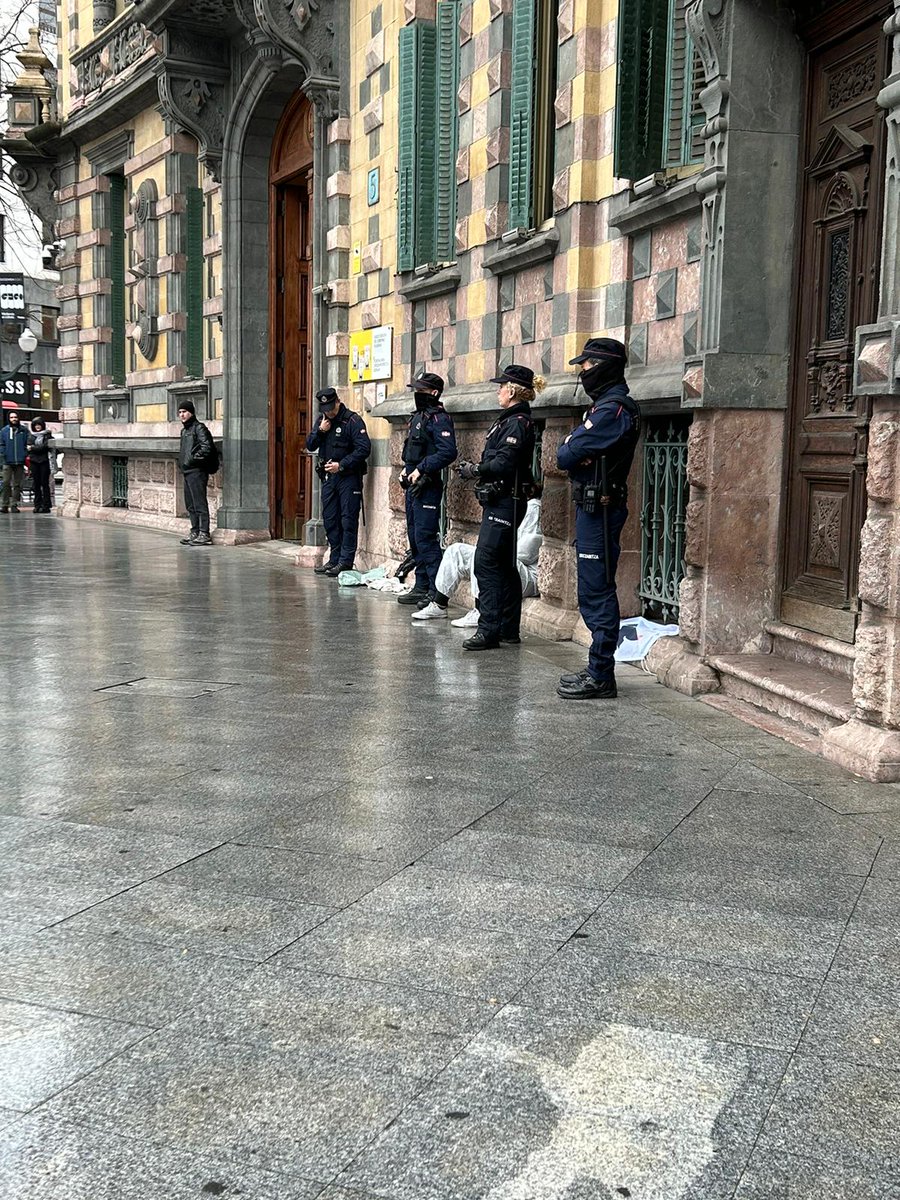 aske_eh's tweet photo. Gaur Hego Euskal Herriko lau hiriburuetako eraikin ezberdinetan kateatu gara Euskal Preso Politikoek kartzelan pairatzen jarraitzen duten jazarpena salatu eta hauei elkartasuna adierazteko.

A30 DENOK ZABALLARA! 

PRESOAK KALERA AMNISTIA OSOA! https://t.co/jsLB2oYk9k