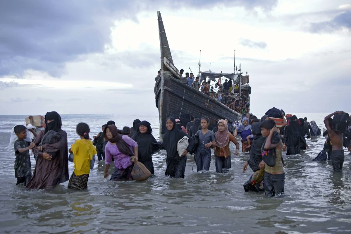 Reaproy's tweet photo. Big question that President @jokowi &amp; #Indonesia gov't must answer: who is behind the online disinformation campaign vs #Rohingya? Who is pulling strings on non-locals mysteriously showing up at possible temporary shelters in #Aceh to threaten UNHCR staff? https://t.co/1ny14u2vhN https://t.co/CXphsusPj3