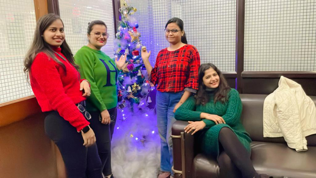 SourceSoftSol's tweet image. Wishing everyone a day filled with love, laughter, and the enchantment of the season! May your homes be merry, your hearts be light, and your celebrations be as bright as the twinkle lights on the tree. 🌟🎁 Sending warmth and holiday cheer to all! 🎅🤶 #MerryChristmas🎉🥂